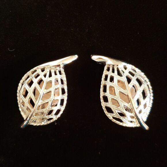Vintage Signed Sarah Coventry Silvertone Filigree Leaf Clip Earrings - Picture 2 of 6